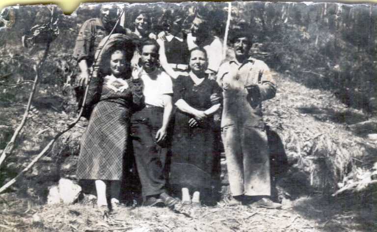 Encarna Silva con outras mulleres na visita aos presos do batallón de traballos forzados