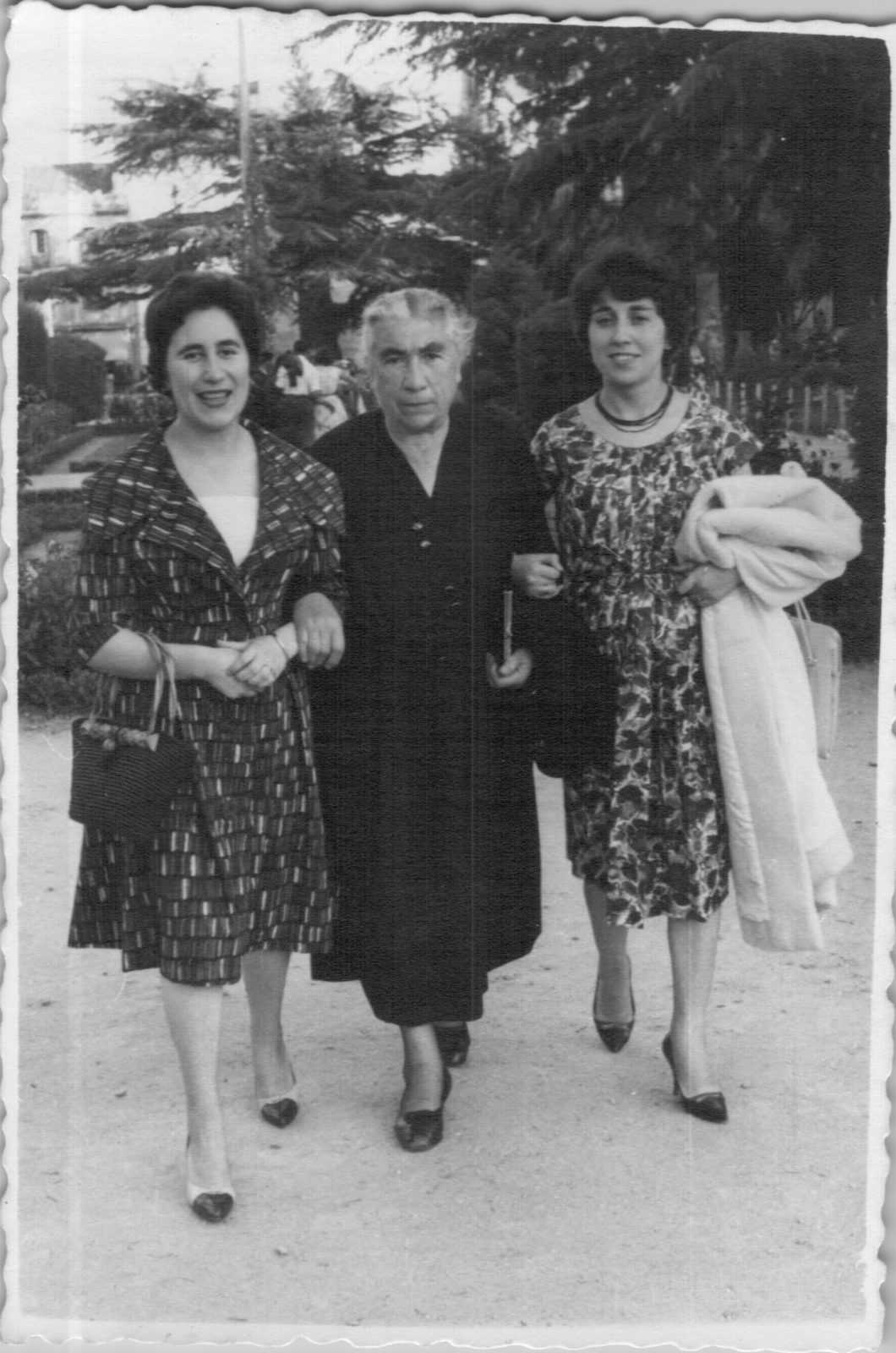 Neste momento estás a ver Lita Arosa, á esquerda, coa señora Pepa e a sua filla Mayra Maruchi